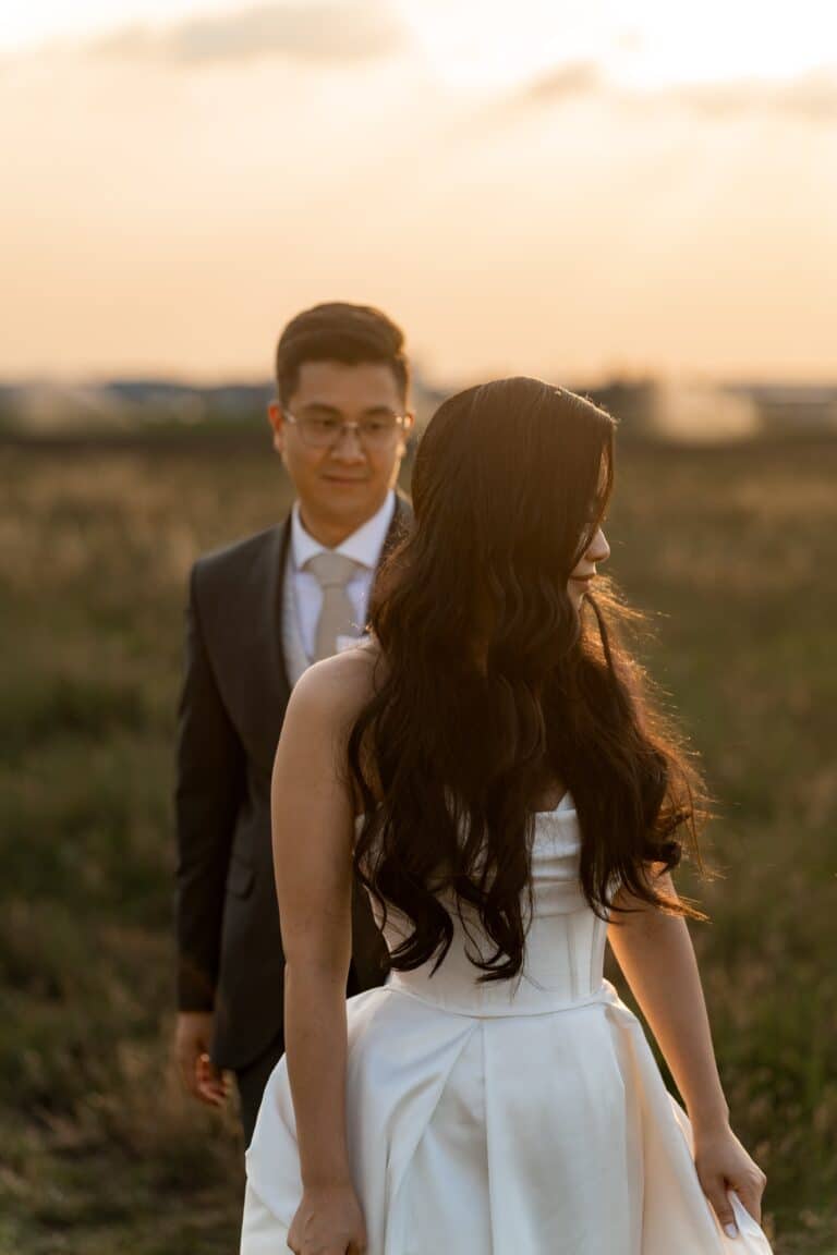 06331-florian-knusper-hochzeitsfotograf-wuerzburg-brautpaar-im-feld-beim-sonnenunterga-Hotel Schindlerhof Nuernberg