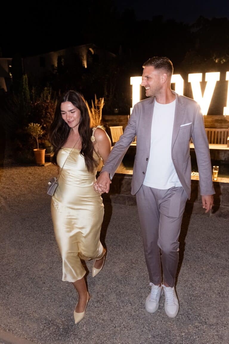 06356-florian-knusper-hochzeitsfotograf-wuerzburg-paar-bei-nachtbeleuchtung-villa-oriental