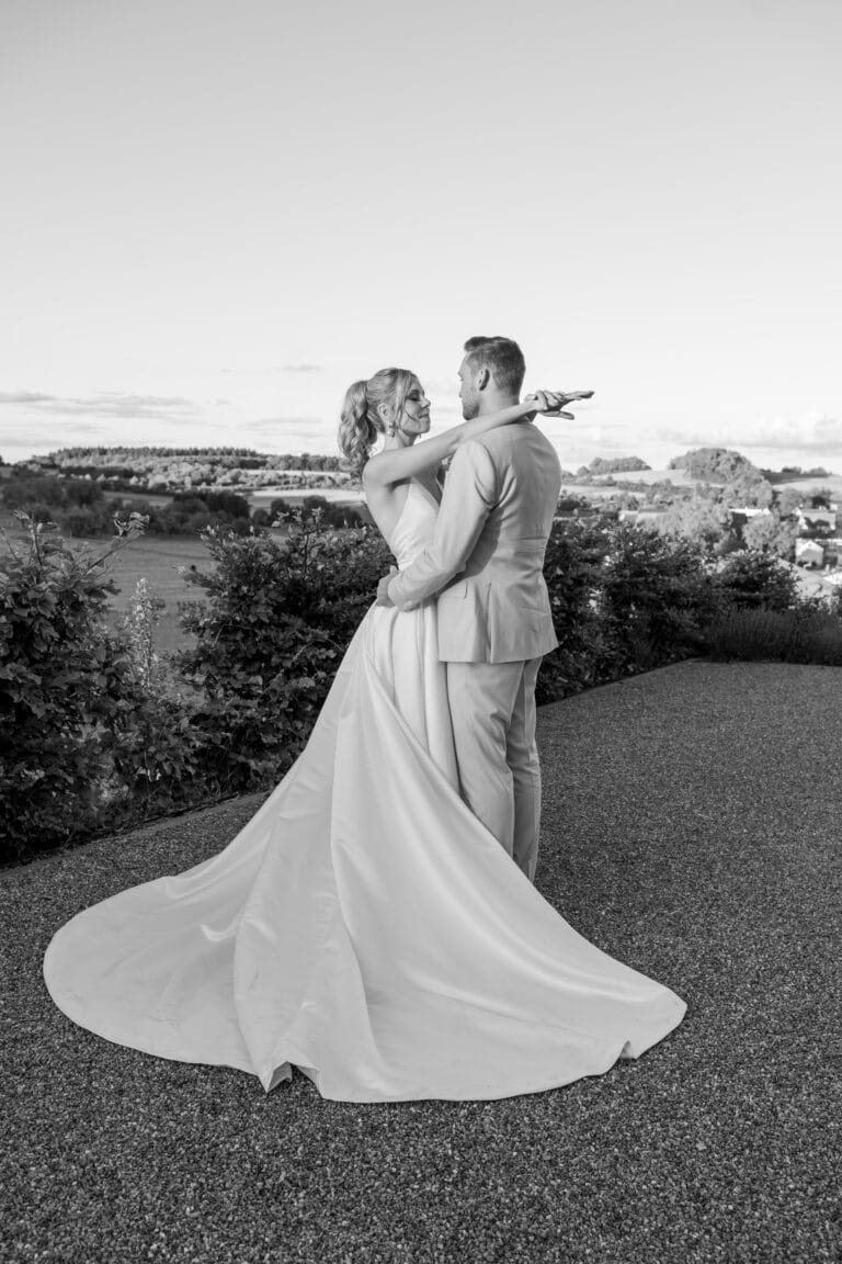 06363-3-florian-knusper-hochzeitsfotograf-wuerzburg-brautpaar-im-freien-Villa Oriental