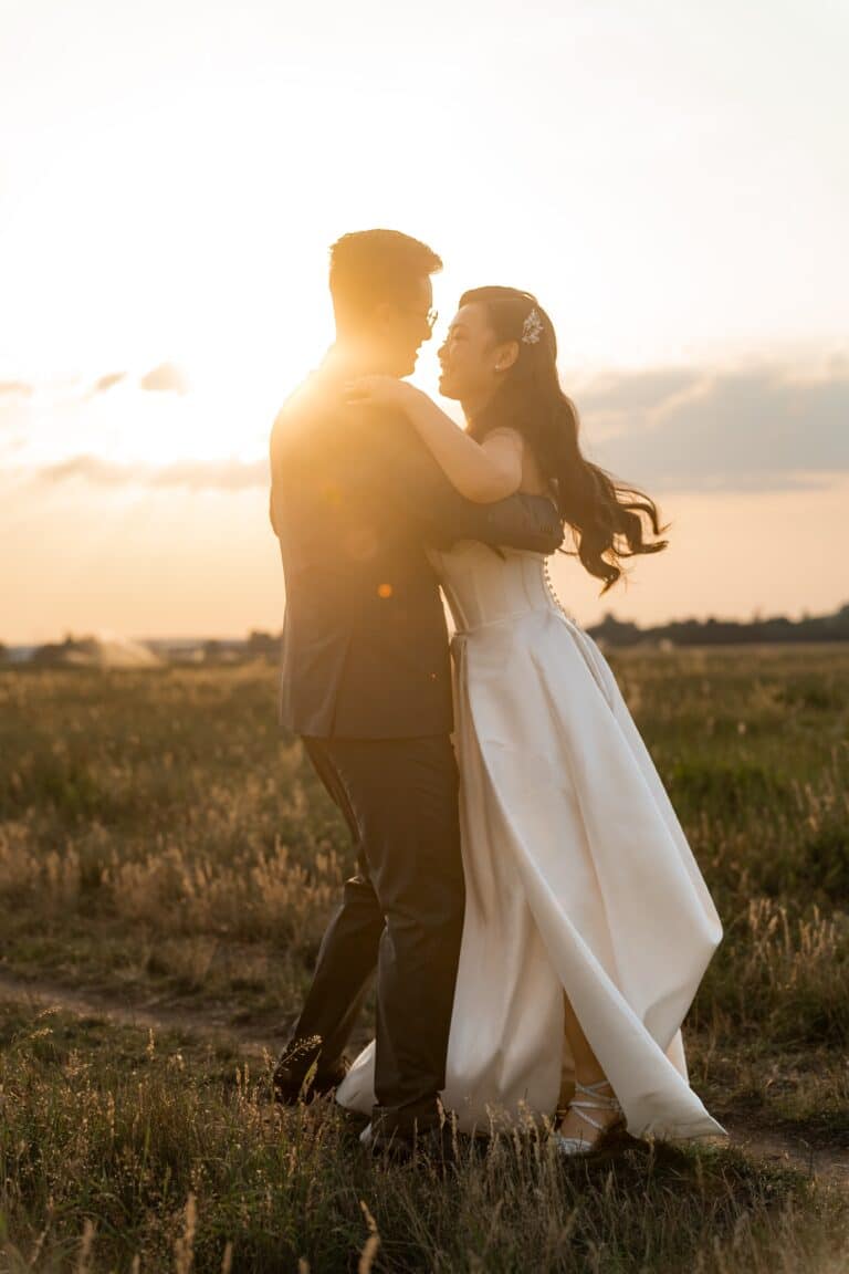 06403-florian-knusper-hochzeitsfotograf-wuerzburg-paar-im-sonnenuntergang-Hotel Schindlerhof Nuernberg