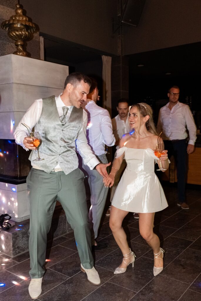 Hochzeitstanzpaar mit Getränken auf der Tanzfläche