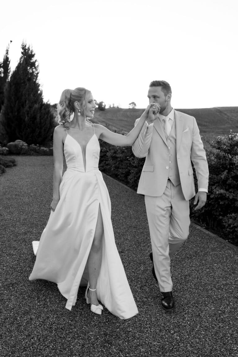 06478-2-florian-knusper-hochzeitsfotograf-wuerzburg-brautpaar-im-freien-Villa Oriental