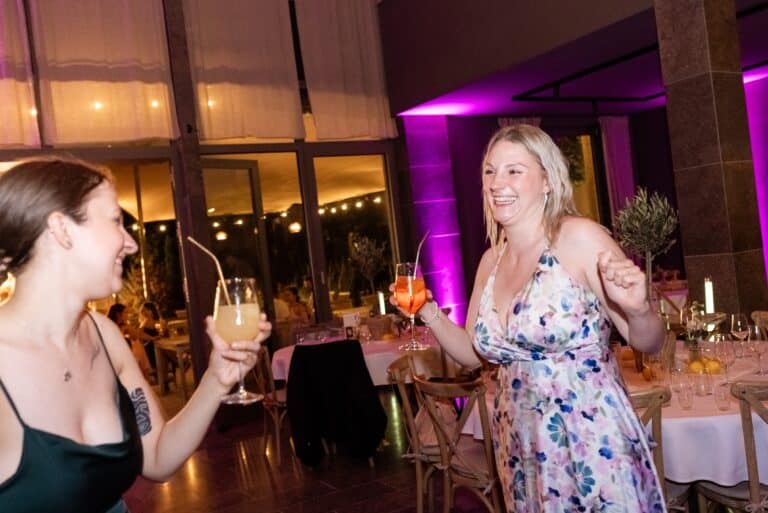 06512-florian-knusper-hochzeitsfotograf-wuerzburg-gaeste-beim-tanzen-villa-oriental