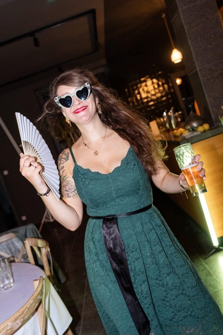 06532-florian-knusper-hochzeitsfotograf-wuerzburg-gast-mit-faecher-glas-villa-oriental