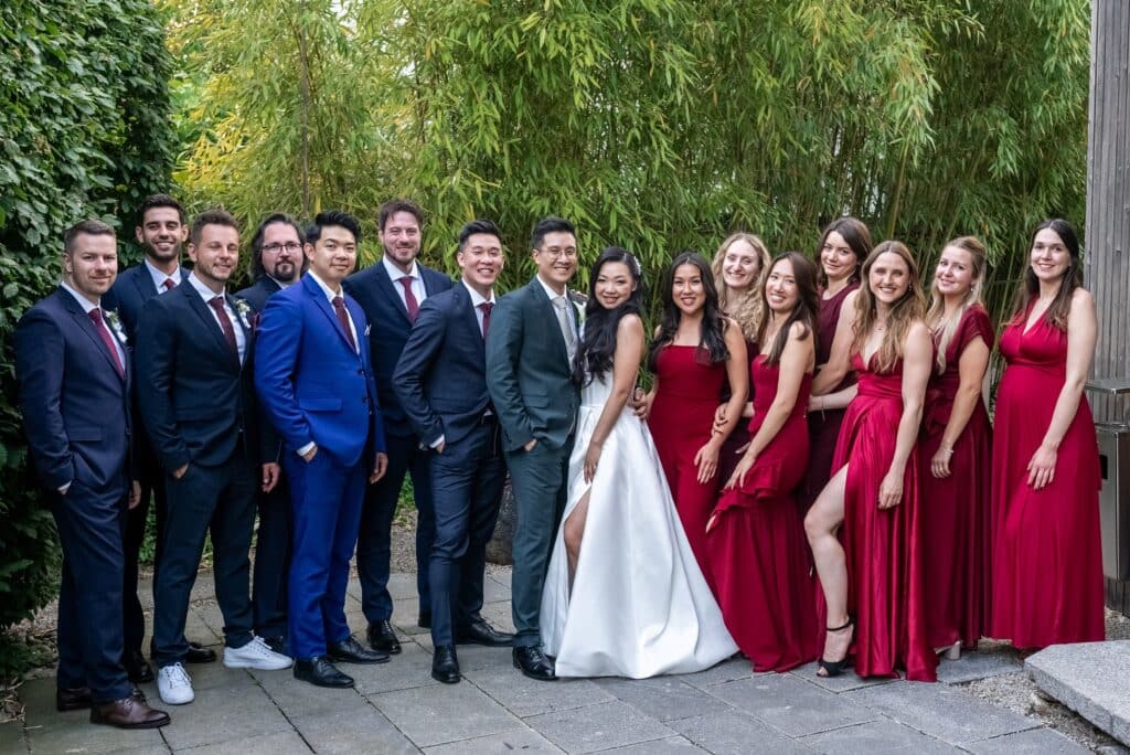 Hochzeitsgesellschaft im Garten posiert für Gruppenfoto