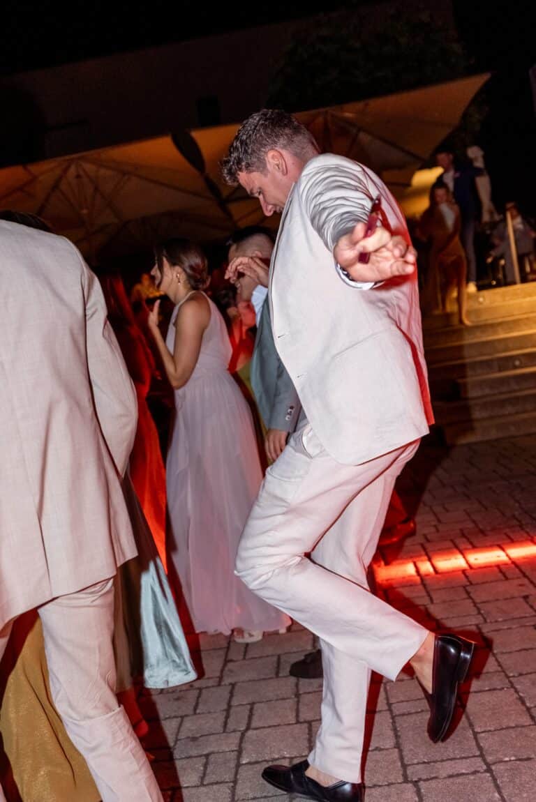 06630-florian-knusper-hochzeitsfotograf-wuerzburg-tanzende-gaeste-abendveranstaltung-Schlosshotel Steinburg Wuerzburg