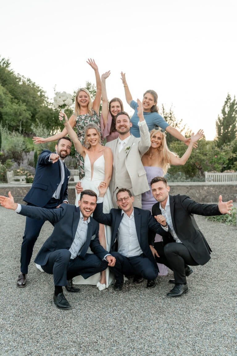 06676-florian-knusper-hochzeitsfotograf-wuerzburg-gruppe-von-gaesten-im-garten-Villa Oriental