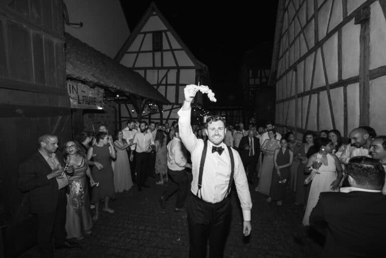 06683-2-florian-knusper-hochzeitsfotograf-wuerzburg-mann-mit-fliege-in-mitte