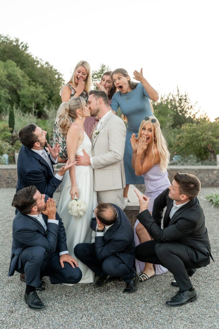 06695-florian-knusper-hochzeitsfotograf-wuerzburg-brautpaar-mit-gaesten-Villa Oriental