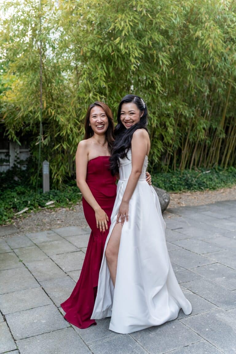 06721-florian-knusper-hochzeitsfotograf-wuerzburg-paar-auf-terrasse-Hotel Schindlerhof Nuernberg