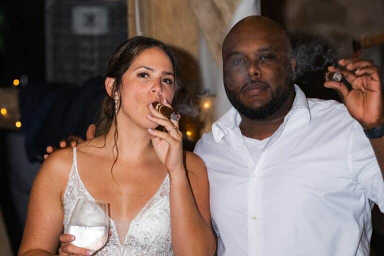 06728-2-florian-knusper-hochzeitsfotograf-wuerzburg-brautpaar-mit-zigarren