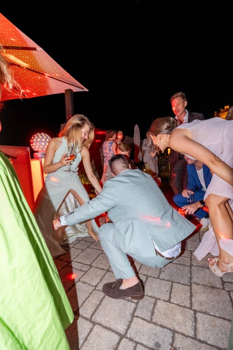 06730-florian-knusper-hochzeitsfotograf-wuerzburg-tanzende-gaeste-bei-nacht-Schlosshotel Steinburg Wuerzburg