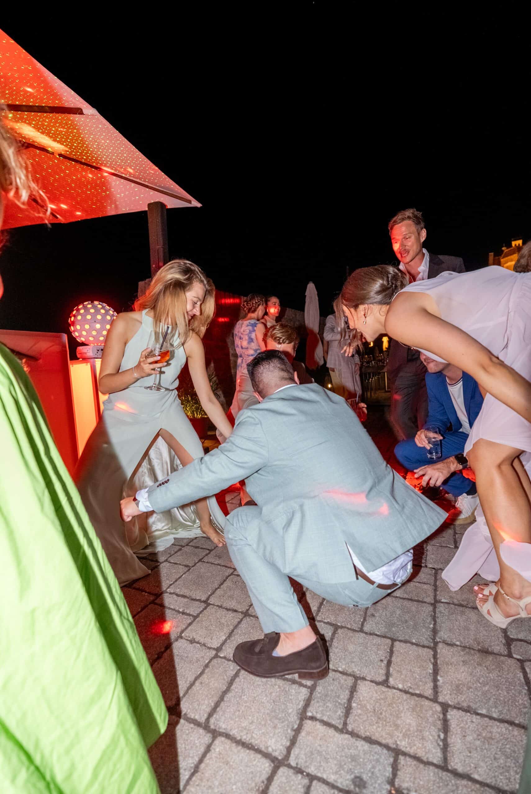 Hochzeitsgäste tanzen ausgelassen bei Nachtparty