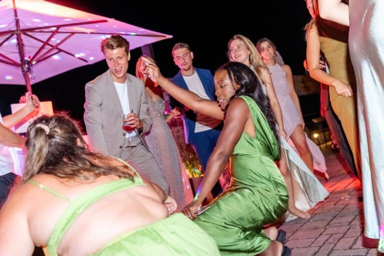 06770-florian-knusper-hochzeitsfotograf-wuerzburg-tanzende-gaeste-im-freien-Schlosshotel Steinburg Wuerzburg