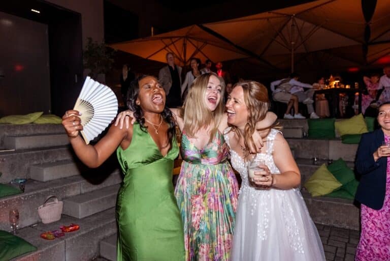 06847-florian-knusper-hochzeitsfotograf-wuerzburg-feiernde-gruppe-von-gaesten-Schlosshotel Steinburg Wuerzburg