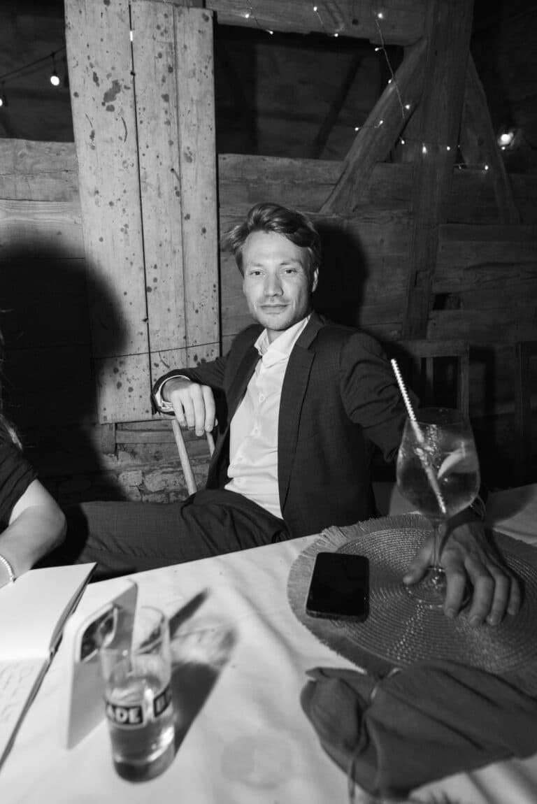 06868-2-florian-knusper-hochzeitsfotograf-wuerzburg-gruppe-am-tisch