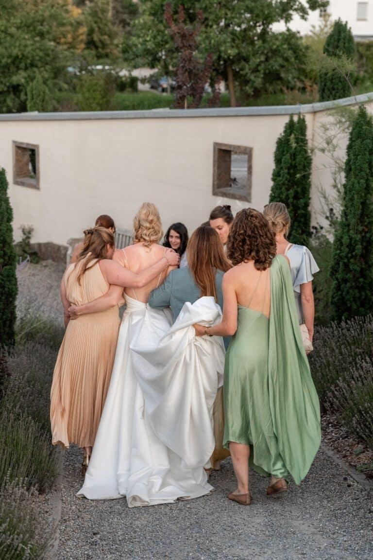 06914-florian-knusper-hochzeitsfotograf-wuerzburg-gruppe-von-gaesten-Villa Oriental