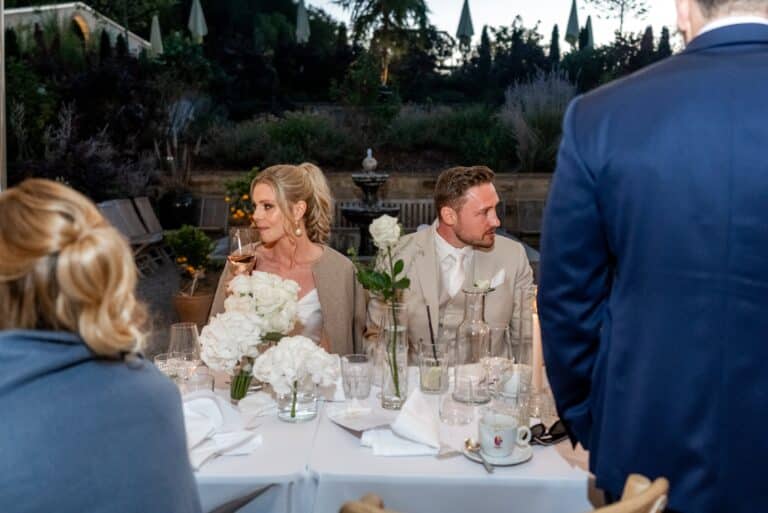 06928-florian-knusper-hochzeitsfotograf-wuerzburg-brautpaar-am-tisch-Villa Oriental