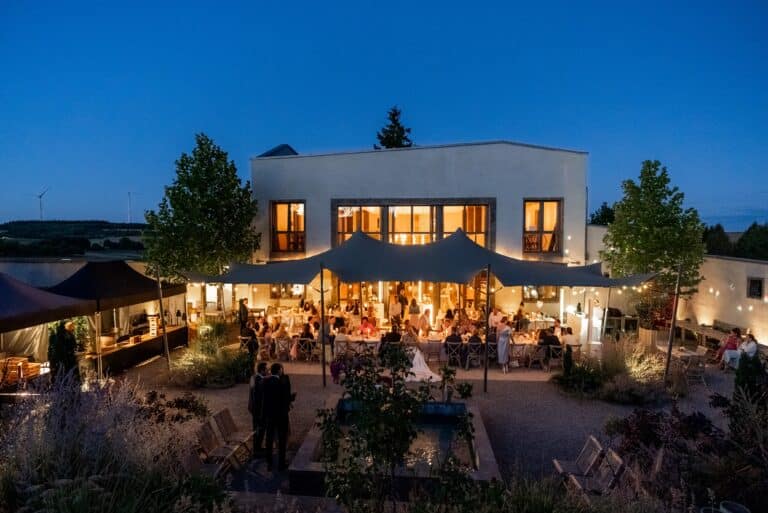 06994-florian-knusper-hochzeitsfotograf-wuerzburg-abendliche-hochzeitsfeier-location-Villa Oriental