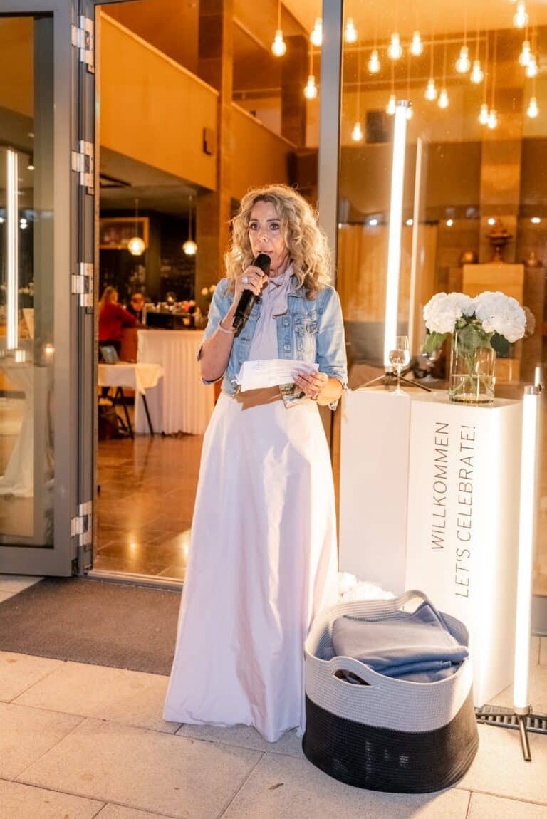 07017-florian-knusper-hochzeitsfotograf-wuerzburg-moderator-mit-mikrofon-Villa Oriental