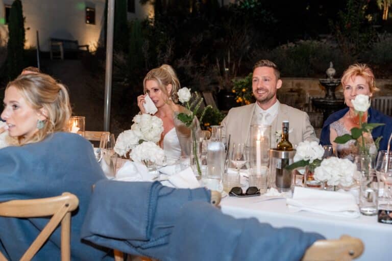 07067-florian-knusper-hochzeitsfotograf-wuerzburg-gaeste-am-hochzeitstisch-Villa Oriental