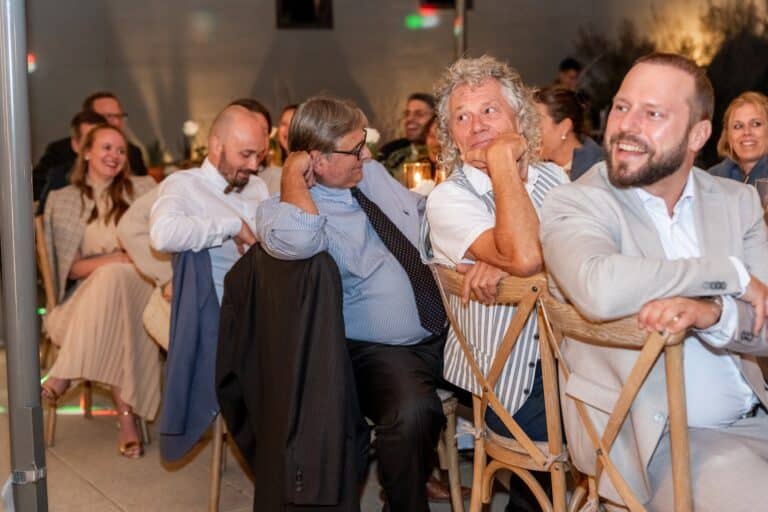 07078-florian-knusper-hochzeitsfotograf-wuerzburg-gruppe-von-gaesten-Villa Oriental