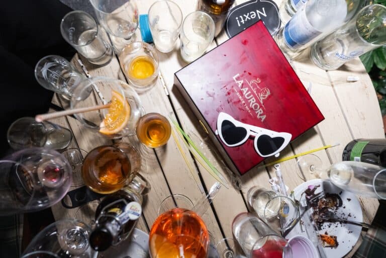 07095-florian-knusper-hochzeitsfotograf-wuerzburg-glaeser-auf-tisch