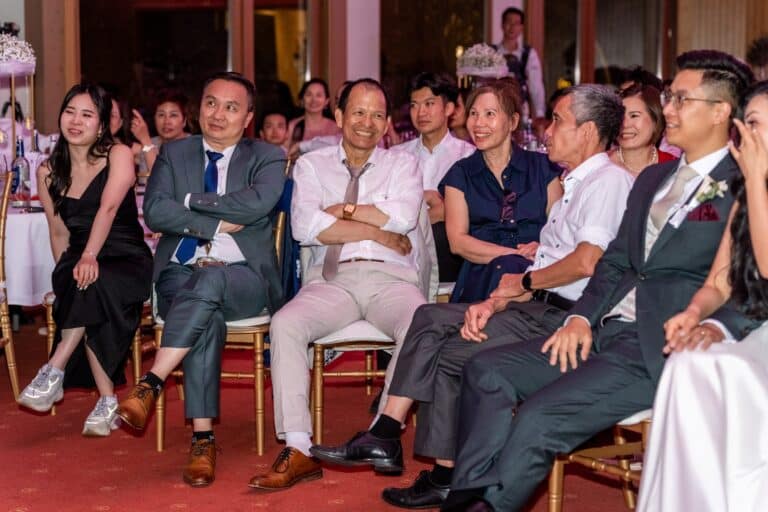 07159-florian-knusper-hochzeitsfotograf-wuerzburg-gruppe-von-gaesten-Hotel Schindlerhof Nuernberg