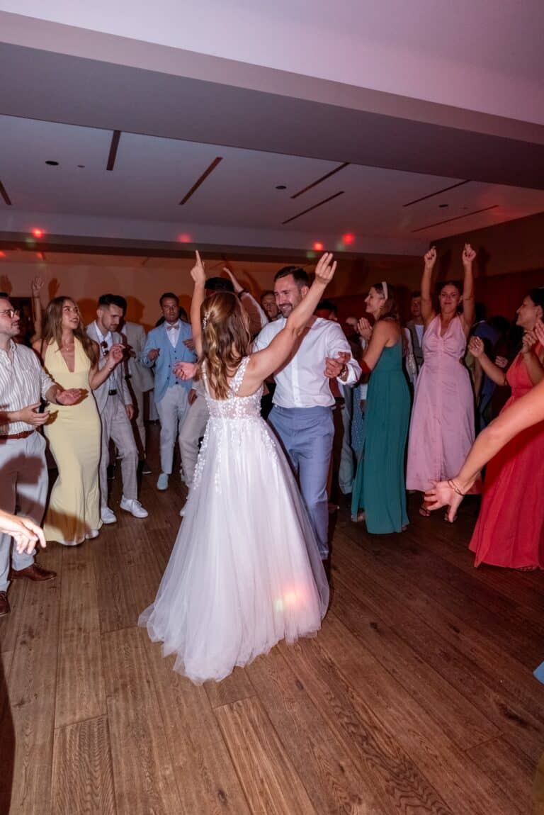 07214-florian-knusper-hochzeitsfotograf-wuerzburg-hochzeitstanz-auf-der-tanzflaeche-Schlosshotel Steinburg Wuerzburg