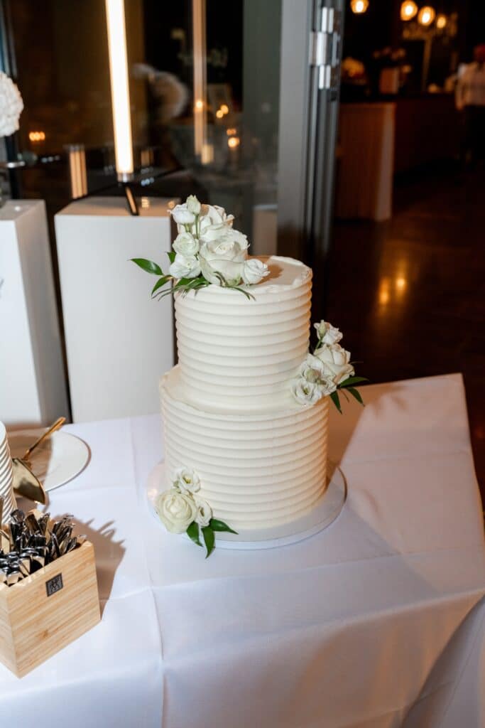 Hochzeitstorte mit weißen Blumen dekoriert
