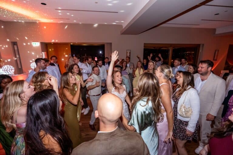 07329-florian-knusper-hochzeitsfotograf-wuerzburg-tanzende-gaeste-im-saal-Schlosshotel Steinburg Wuerzburg