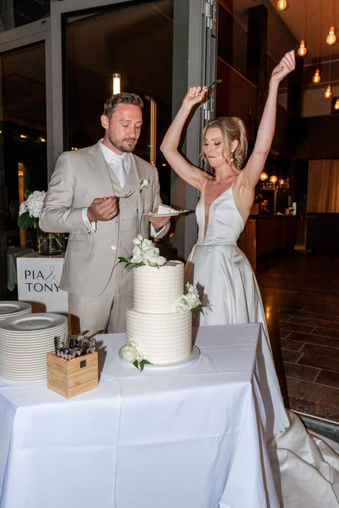 Hochzeitstorte anschneiden bei festlicher Feier