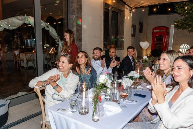 07412-florian-knusper-hochzeitsfotograf-wuerzburg-gruppe-am-hochzeitstisch-Villa Oriental