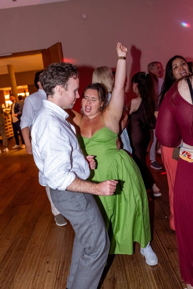 07427-florian-knusper-hochzeitsfotograf-wuerzburg-tanzende-gaeste-feier-Schlosshotel Steinburg Wuerzburg