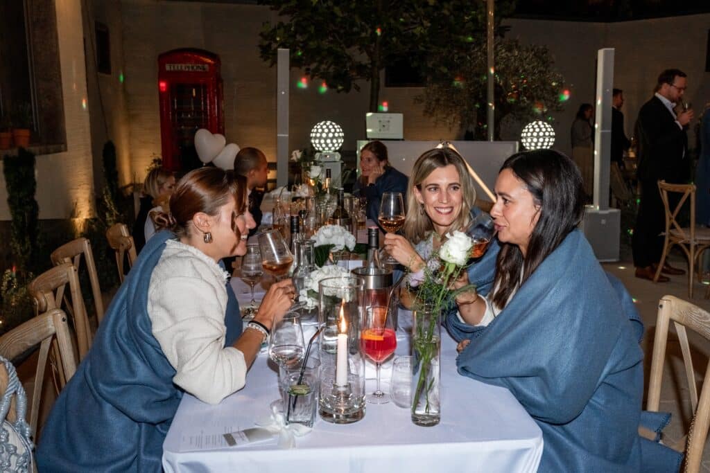 Hochzeitsgäste bei festlichem Abendessen im Garten