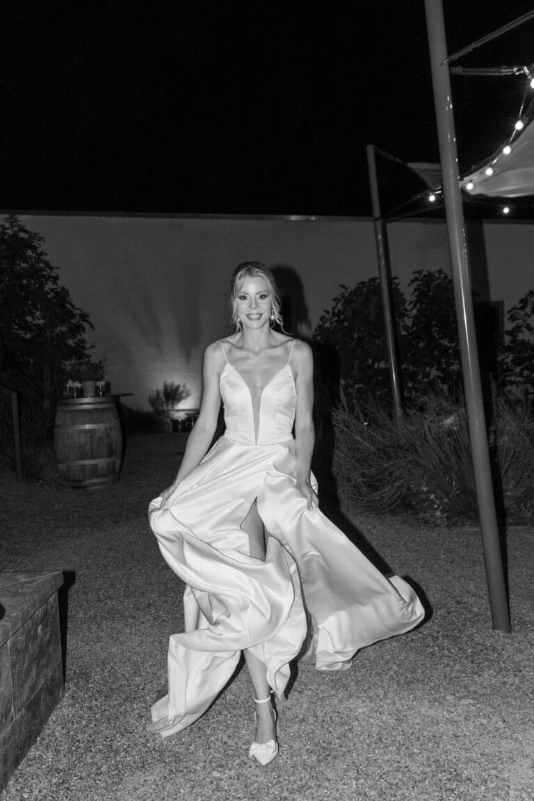 07492-2-florian-knusper-hochzeitsfotograf-wuerzburg-braut-im-garten-Villa Oriental