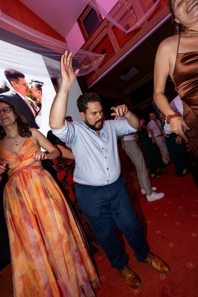 07508-florian-knusper-hochzeitsfotograf-wuerzburg-tanzende-gaeste-Hotel Schindlerhof Nuernberg