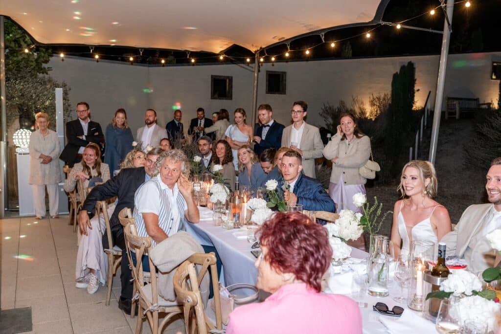 Hochzeitsgäste bei festlichem Abendessen draußen
