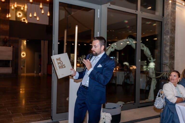 07535-florian-knusper-hochzeitsfotograf-wuerzburg-mann-mit-mikrofon-Villa Oriental