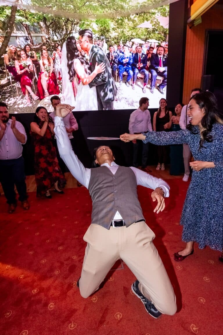 07567-florian-knusper-hochzeitsfotograf-wuerzburg-tanzende-gaeste-im-saal-Hotel Schindlerhof Nuernberg