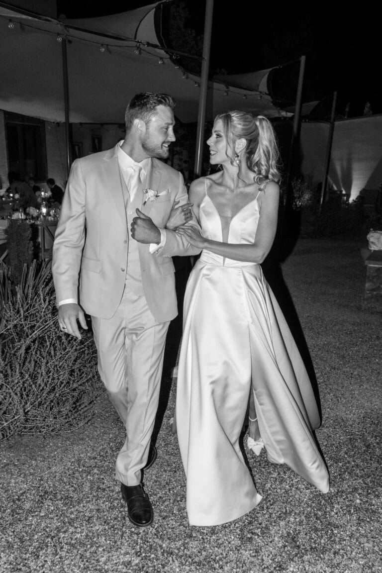 07674-2-florian-knusper-hochzeitsfotograf-wuerzburg-brautpaar-im-garten-Villa Oriental