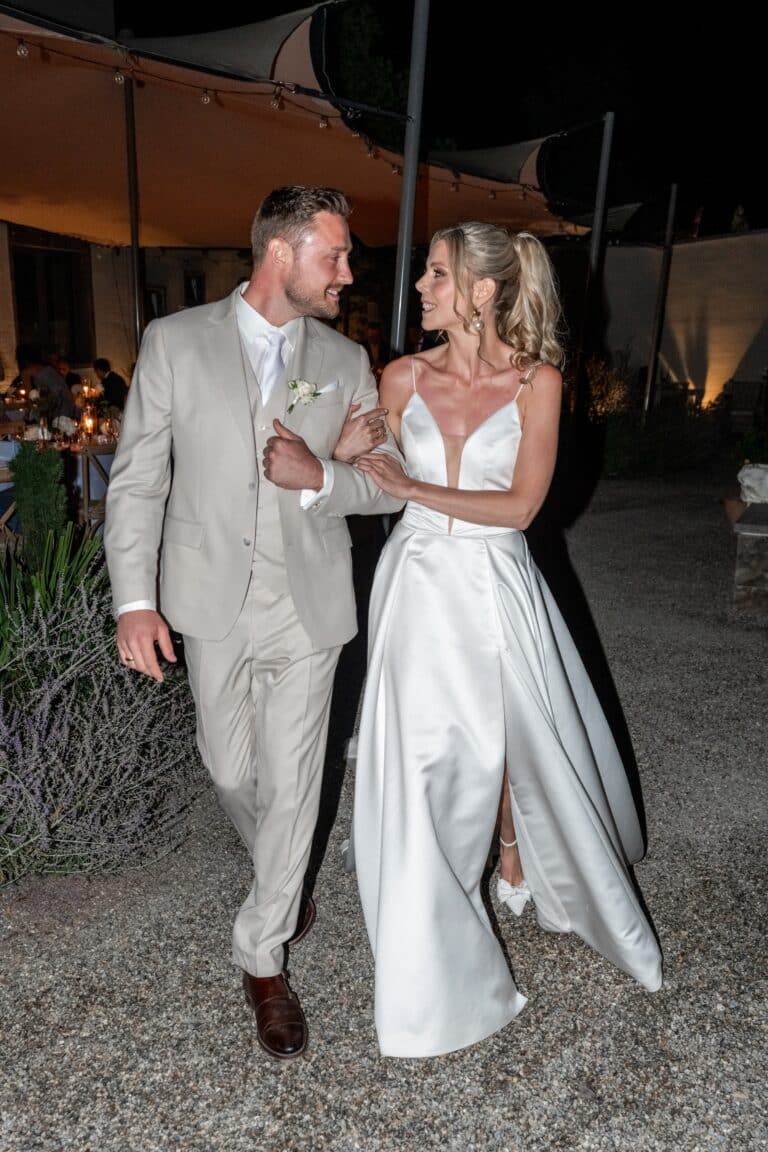 07674-florian-knusper-hochzeitsfotograf-wuerzburg-brautpaar-beim-abendspaziergang-Villa Oriental