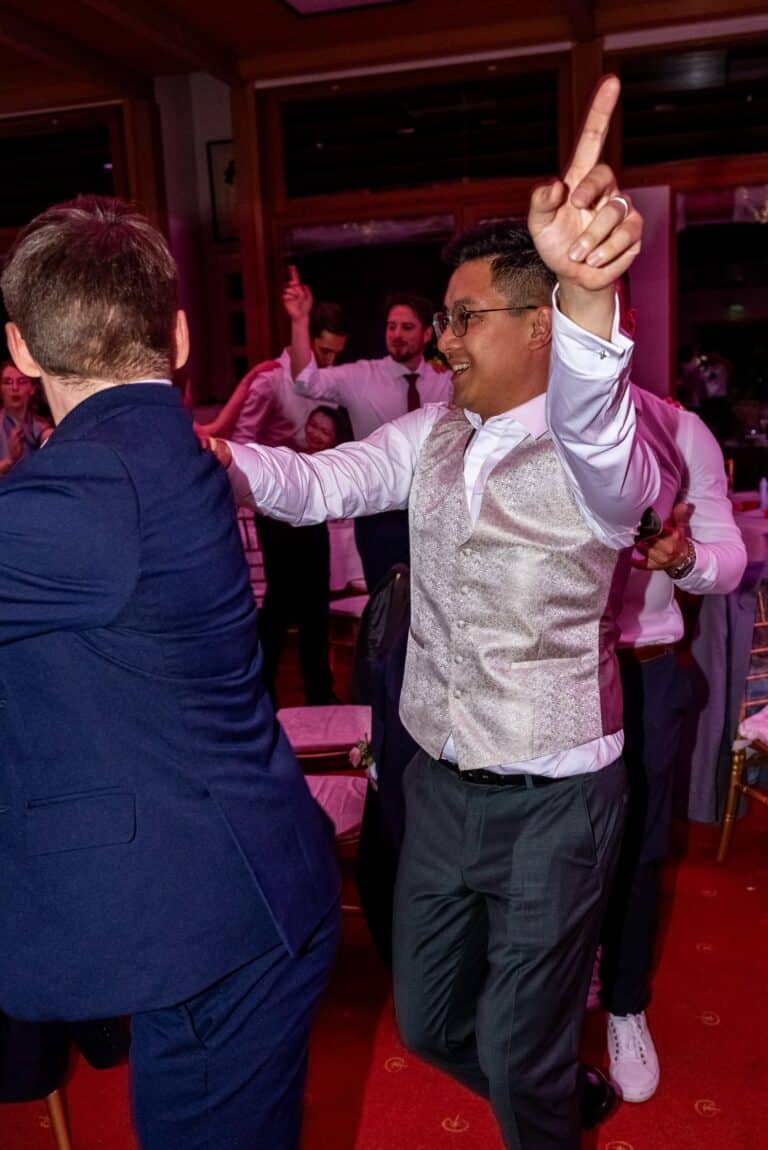 07713-florian-knusper-hochzeitsfotograf-wuerzburg-tanzen-auf-der-party-Hotel Schindlerhof Nuernberg