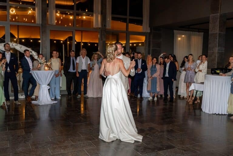 07776-florian-knusper-hochzeitsfotograf-wuerzburg-hochzeitstanz-brautpaar-Villa Oriental