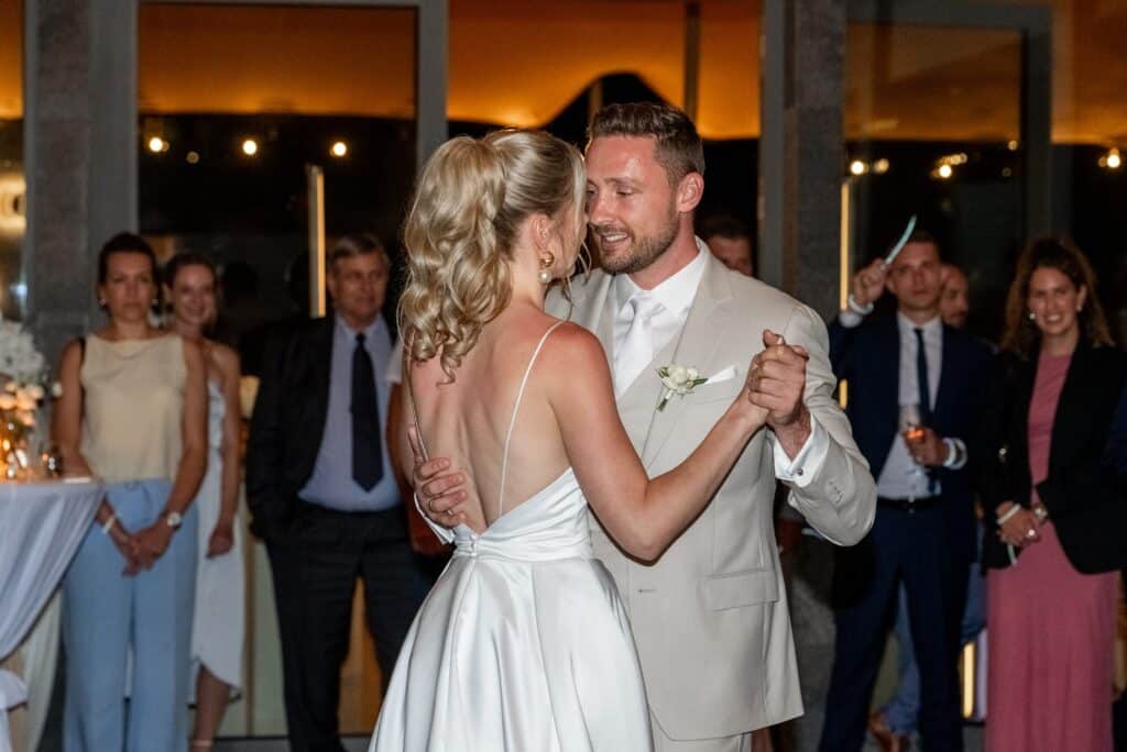Brautpaar beim Hochzeitstanz, umgeben von Gästen