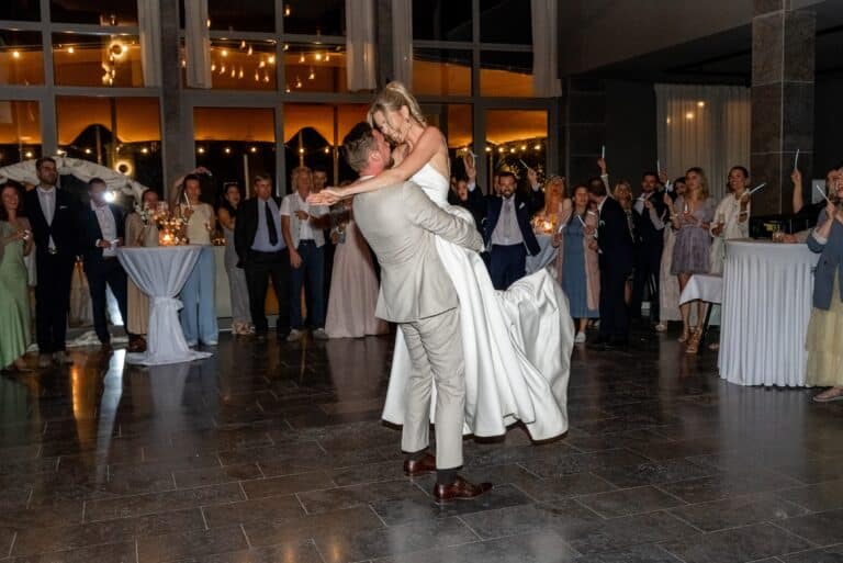 07842-florian-knusper-hochzeitsfotograf-wuerzburg-brautpaar-beim-hochzeitstanz-Villa Oriental