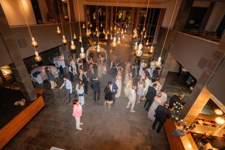 07931-florian-knusper-hochzeitsfotograf-wuerzburg-hochzeitsfeier-im-saal-Villa Oriental