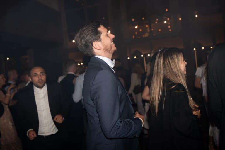 07950-florian-knusper-hochzeitsfotograf-wuerzburg-tanzende-gaeste-auf-der-party-Villa Oriental