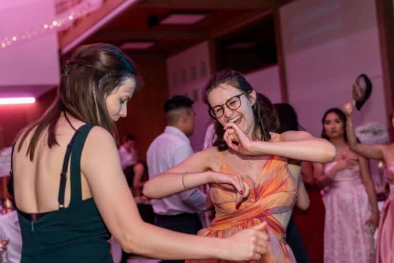 07955-florian-knusper-hochzeitsfotograf-wuerzburg-tanzende-gaeste-Hotel Schindlerhof Nuernberg