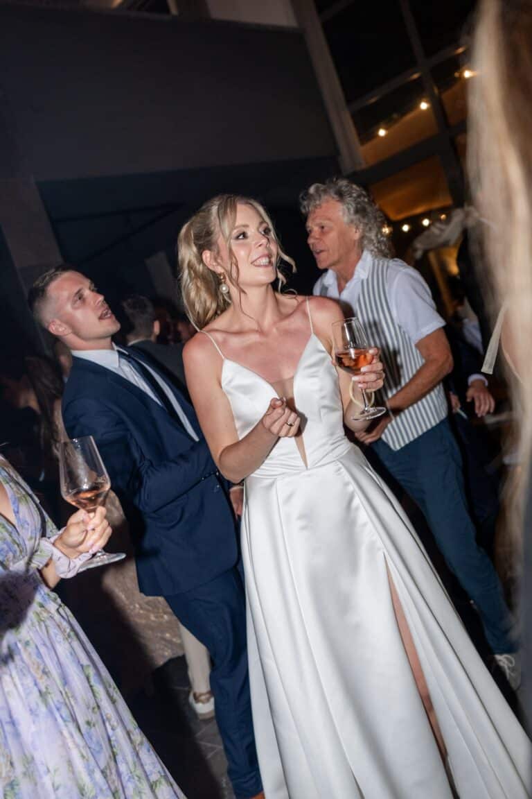 07965-florian-knusper-hochzeitsfotograf-wuerzburg-tanzende-gaeste-drinnen-Villa Oriental